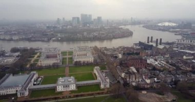 Greenwich Üniversitesi ve Canary Wharf 4k havadan görünümü
