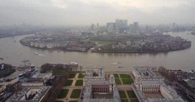 Greenwich Üniversitesi hava 4k görüntüleri üzerinde Canary Wharf doğru Uçan