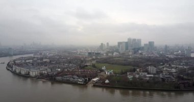 Thames Nehri'nin panoramik havadan görünümü ve Londra şehri 4k görüntülerine genel bakış