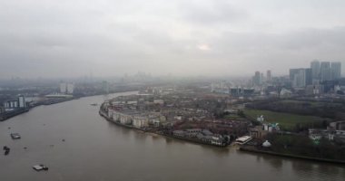Thames Nehri'nin panoramik havadan görünümü ve Londra şehri 4k görüntülerine genel bakış