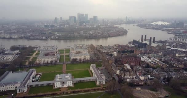 Légifelvétel a Greenwich egyetemről és a Canary Wharf 4k-ról — Stock videók