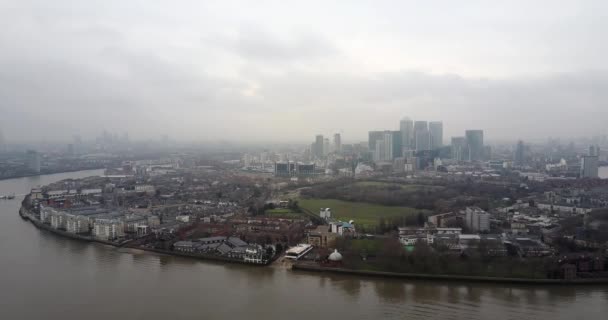 Thames Nehri'nin panoramik havadan görünümü ve Londra şehri 4k görüntülerine genel bakış — Stok video