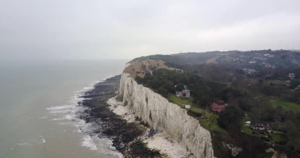 Vista a volo d'uccello delle bianche scogliere di Dover — Video Stock