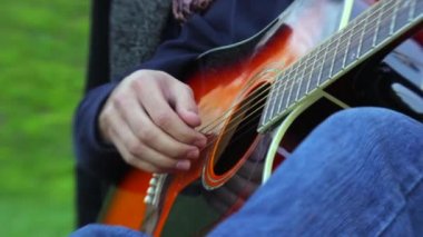 parkta gitar çalmak