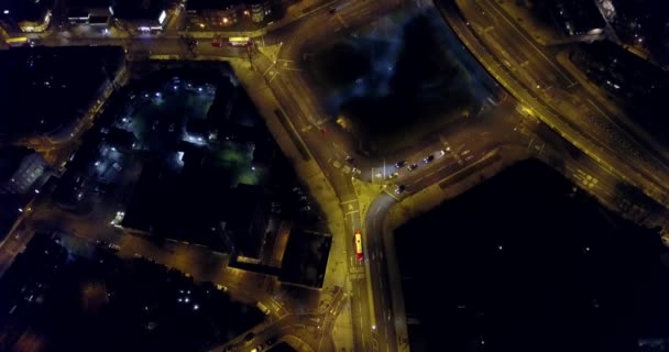 Luchtfoto 4k Night View van een Bricklayers armen rond — Stockvideo