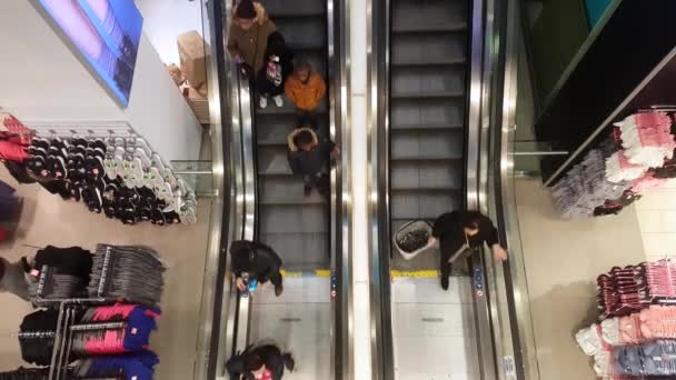 Personas en la escalera mecánica — Vídeos de Stock