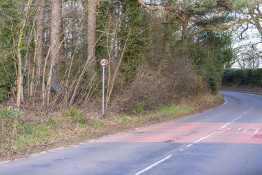 Aspley Guise, Milton Keynes hız sınırı işareti ile Boş yol