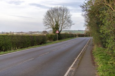 Aspley Guise, Milton Keynes hız sınırı işareti ile Boş yol