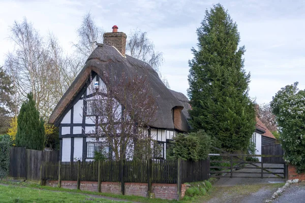 Traditionelle Häuschen mit Strohdach aspley Gestalt, Milton Keynes — Stockfoto