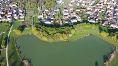 Magny-le-Hongre Gölü'nün panoramik havadan görünümü
