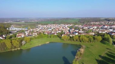 Magny-le-Hongre Gölü'nün panoramik havadan görünümü