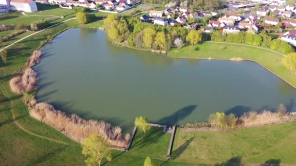 Vista aérea panorámica del lago Magny-le-Hongre — Vídeo de stock
