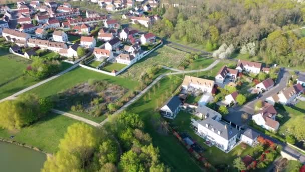 Panoramiczny widok z lotu ptaka na budynki Magny-le-Hongre — Wideo stockowe