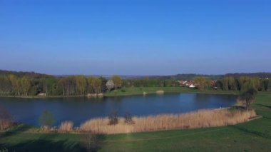 Magny-le-Hongre Gölü'nün panoramik havadan görünümü