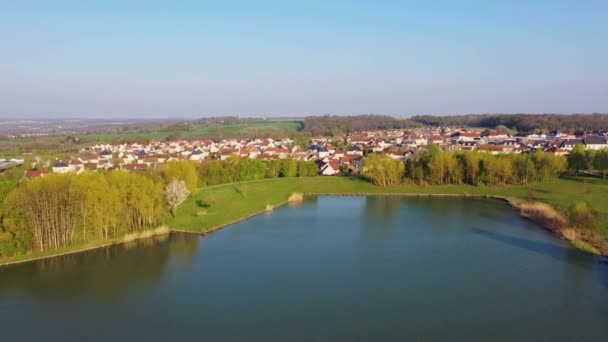 Panoramische luchtfoto van het meer van Magny-le-Hongre — Stockvideo