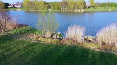 Magny-le-Hongre Gölü'nün panoramik havadan görünümü