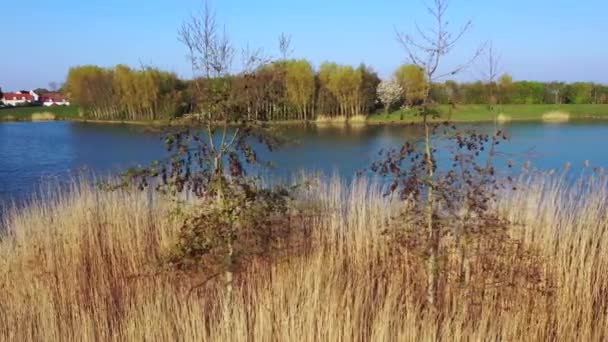 Magny-le-Hongre Gölü'nün panoramik havadan görünümü — Stok video