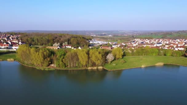 Panoramiczny widok z lotu ptaka na jezioro Magny-le-Hongre — Wideo stockowe