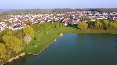 Magny-le-Hongre Gölü'nün panoramik havadan görünümü