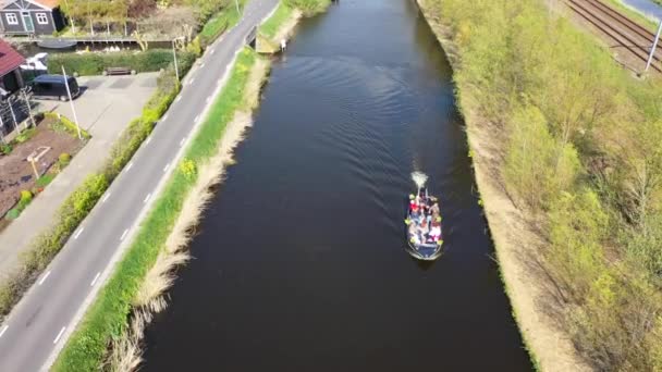 Vista aérea de un barco en el canal, Holanda — Vídeo de stock
