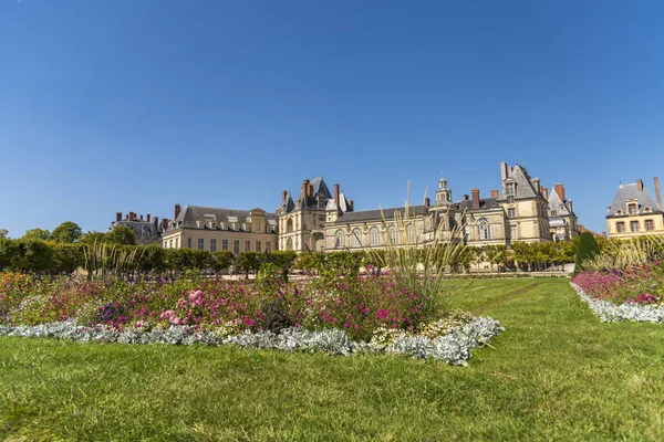 Monumento medieval castillo de caza real Fontainbleau cerca de París en Francia y el lago con cisnes blancos —  Fotos de Stock