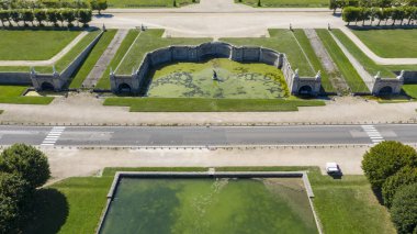 Fransa'da Paris yakınlarındaki ortaçağ tarihi kraliyet av kalesi Fontainbleau ve beyaz kuğular ile göl havadan görünümü