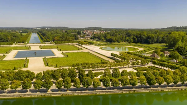 Vista aérea del castillo medieval de caza real Fontainbleau cerca de París en Francia y el lago con cisnes blancos —  Fotos de Stock