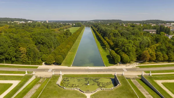 フランスのパリ近郊の中世のランドマーク、王室の狩猟城フォンテインブローと白い白鳥の湖の航空写真 — ストック写真