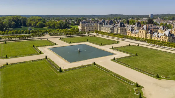 Vista aérea del castillo medieval de caza real Fontainbleau cerca de París en Francia y el lago con cisnes blancos —  Fotos de Stock