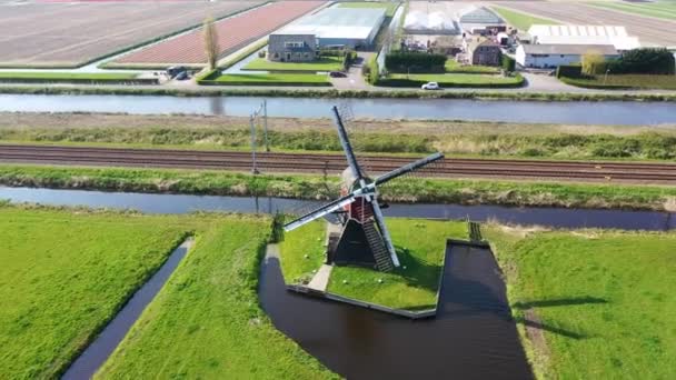 Veduta aerea del tradizionale mulino a vento olandese, Paesi Bassi, Olanda — Video Stock