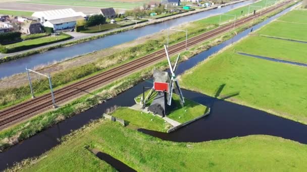 Luchtfoto van de traditionele Nederlandse windmolen, Nederland, Holland — Stockvideo