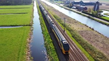 Geleneksel Hollanda yel değirmeni, Hollanda, Hollanda tarafından geçen yüksek hızlı trenhavadan görünümü