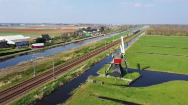 Geleneksel Hollanda yel değirmeni, Hollanda, Hollanda tarafından geçen yüksek hızlı trenhavadan görünümü