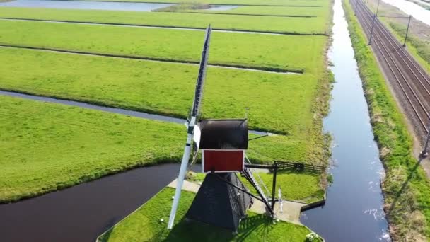Vista aérea del molino de viento tradicional holandés, Países Bajos, Holanda — Vídeo de stock