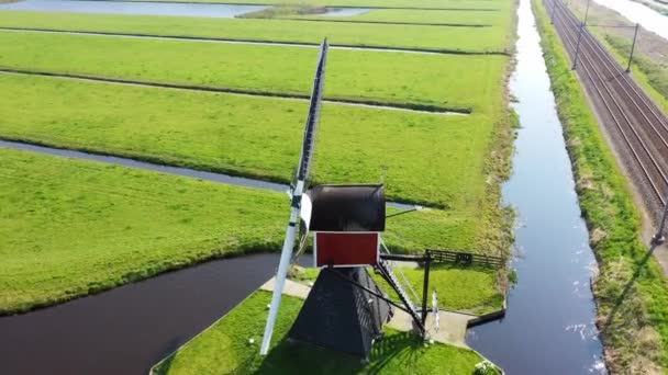 Luchtfoto van de traditionele Nederlandse windmolen, Nederland, Holland — Stockvideo