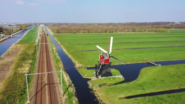 Flygvy över traditionell holländsk väderkvarn, Nederländerna, Holland — Stockvideo