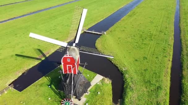 Geleneksel Hollanda yel değirmeninin havadan görünümü, Hollanda, Hollanda — Stok video