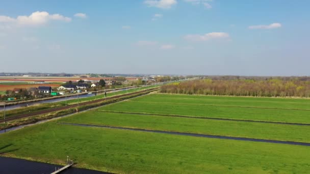 Vista aérea del molino de viento tradicional holandés, Países Bajos, Holanda — Vídeos de Stock