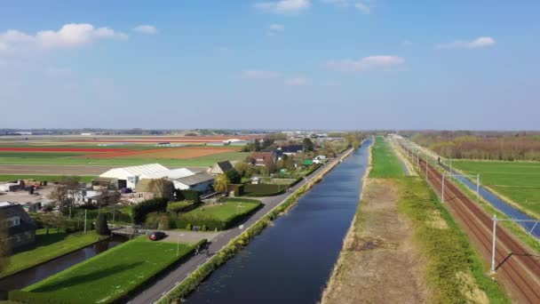 Letecký pohled na tradiční holandský větrný mlýn, Nizozemsko, Holandsko — Stock video