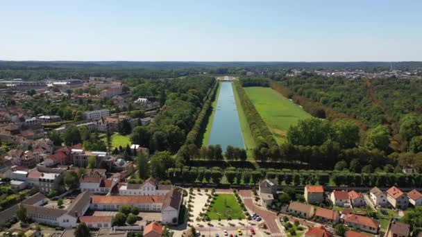 Fransa'da Paris yakınlarındaki ortaçağ tarihi kraliyet av kalesi Fontainbleau ve beyaz kuğular ile göl havadan görünümü — Stok video