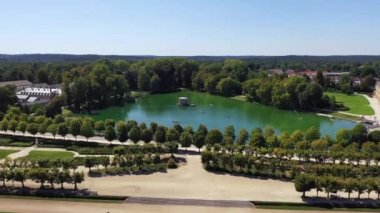 Fransa'da Paris yakınlarındaki ortaçağ tarihi kraliyet av kalesi Fontainbleau ve beyaz kuğular ile göl havadan görünümü