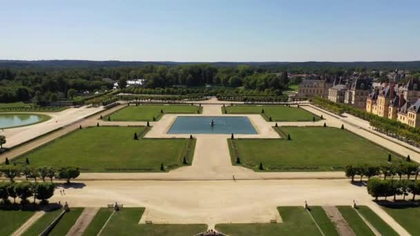 Luftaufnahme des mittelalterlichen Wahrzeichens königliches Jagdschloss Fontainbleau in der Nähe von Paris in Frankreich und See mit weißen Schwänen — Stockvideo