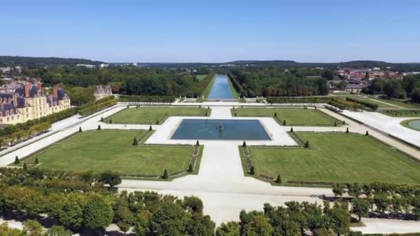 Aerial view of medieval landmark royal hunting castle Fontainbleau near Paris in France and lake with white swans — Stock Video