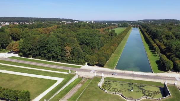 Aerial view of medieval landmark royal hunting castle Fontainbleau near Paris in France and lake with white swans — Stock Video