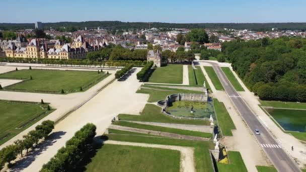 Vista aérea del castillo medieval de caza real Fontainbleau y el lago con cisnes blancos, Francia — Vídeo de stock