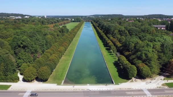 Widok z lotu ptaka średniowieczny królewski zamek myśliwski Fontainbleau i jeziora z białych łabędzi, Francja — Wideo stockowe