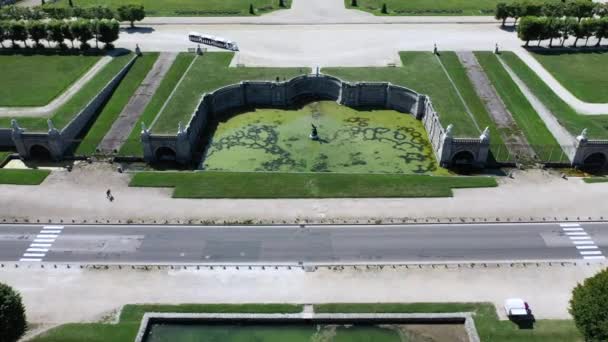 Flygbild över medeltida landmärke Royal Hunting Castle Fontainbleau och Lake med White Swans, Frankrike — Stockvideo