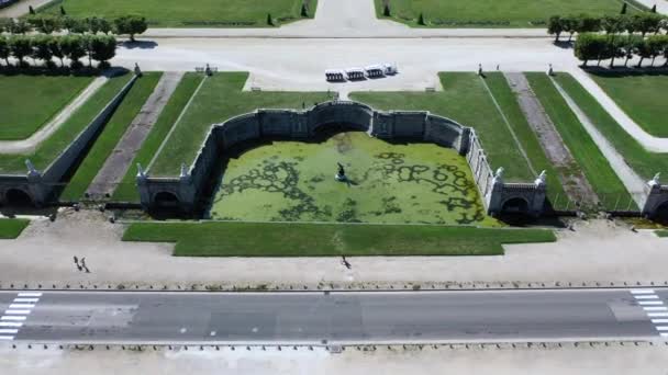 Vista aérea del castillo medieval de caza real Fontainbleau y el lago con cisnes blancos, Francia — Vídeos de Stock