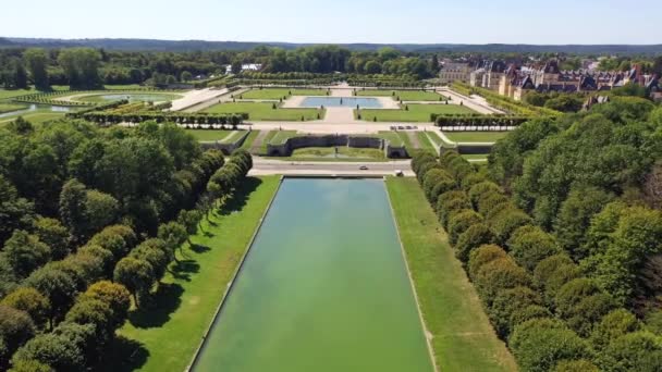 Luftaufnahme des mittelalterlichen Wahrzeichens königliches Jagdschloss Fontainbleau und See mit weißen Schwänen, Frankreich — Stockvideo