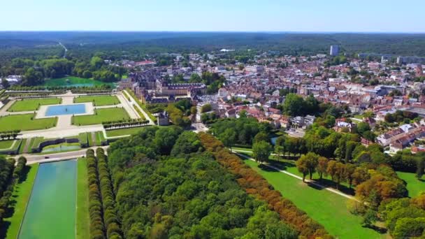 Aerial view of medieval landmark royal hunting castle Fontainbleau and lake with white swans, France — Stock Video